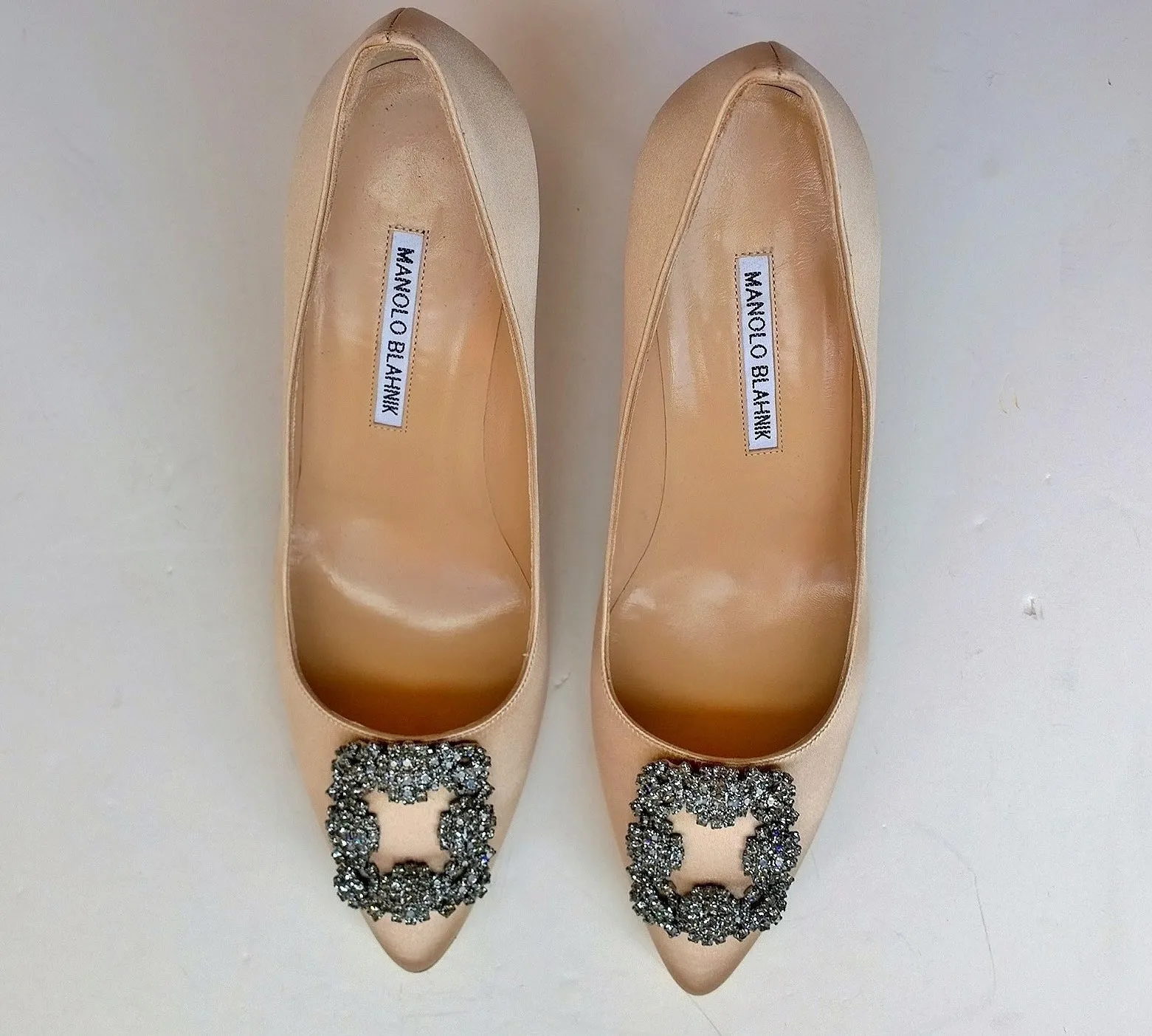 Manolo Blahnik Hangisi 90 Pale Pink Nude Strass Buckle Heels Pumps